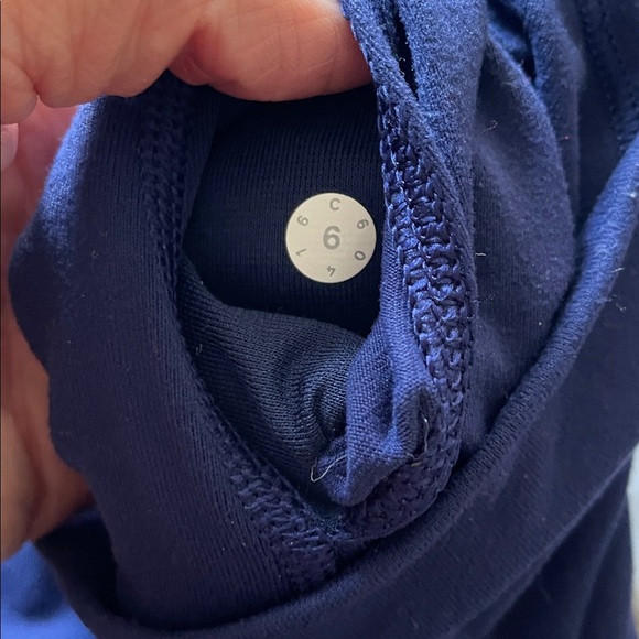 Lululemon Women’s Size 6 High-Waisted Vibrant Navy Crop Leggings 22” - Picture 6 of 7